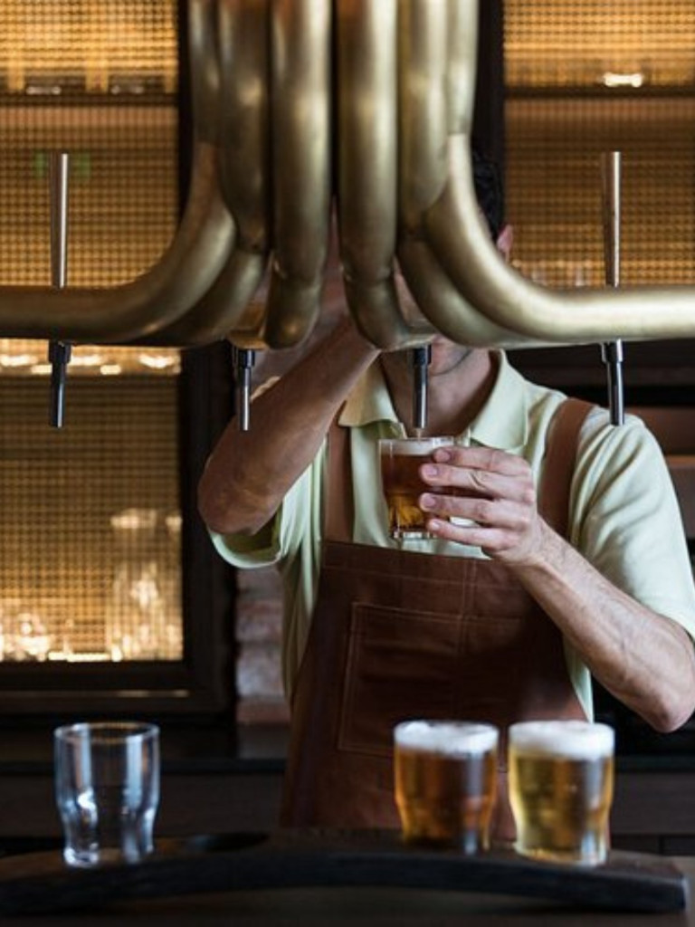 Alibi Brewing pouring delicous pints