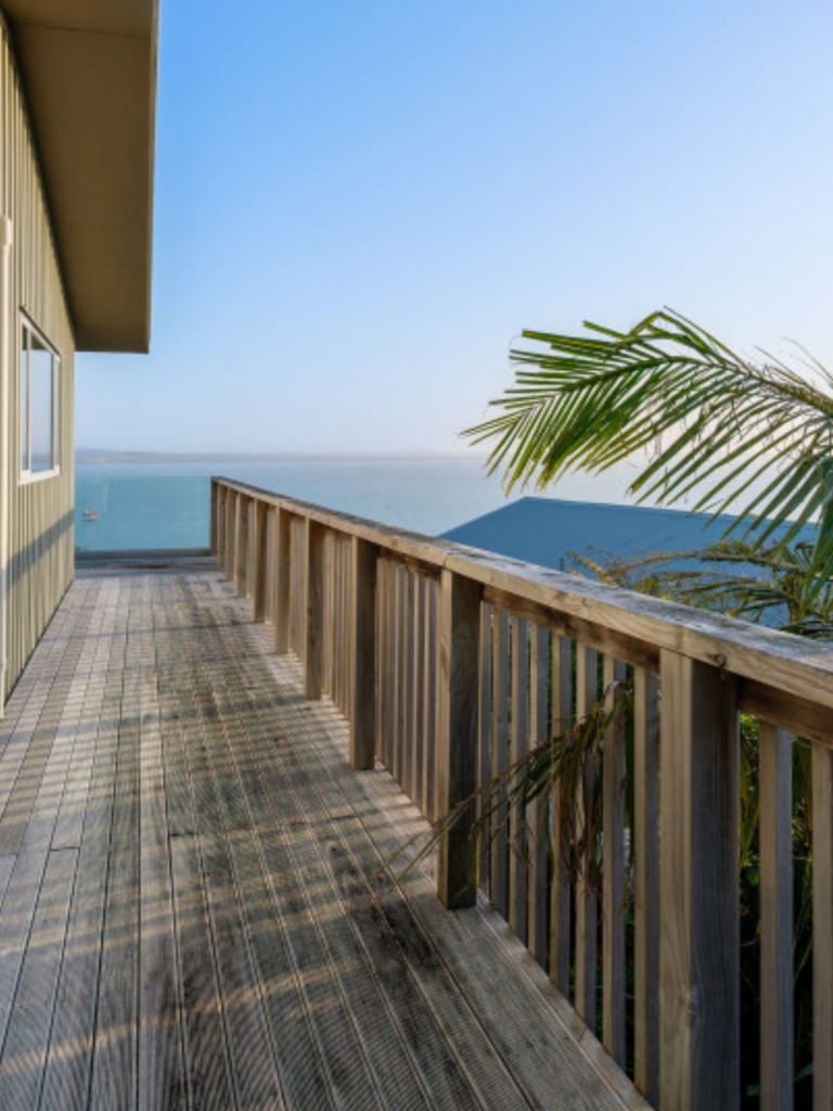 Omiha Oasis with Spa Pool 2560x1440 4