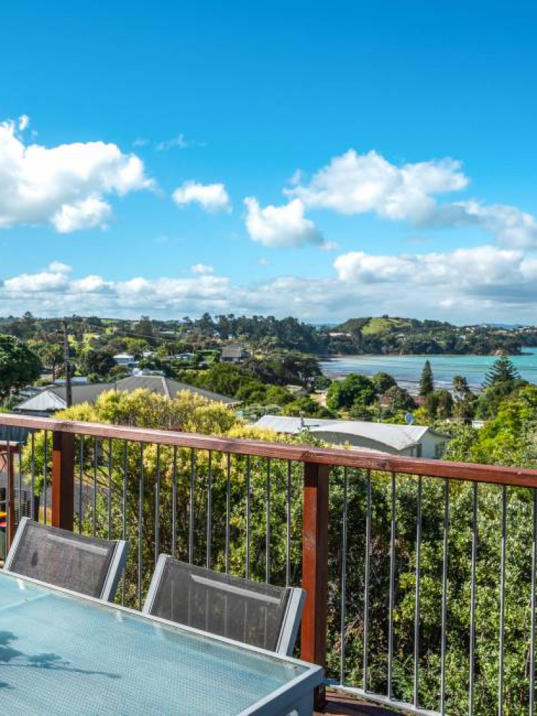 Moana Cottage Deck Dining Area3